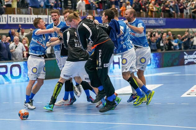 GER, 1 HBL men, Bergischer HC vs. HC Erlangen 07 11 2019, Klingenhalle, Solingen, GER, 1 HBL men, Bergischer HC vs. HC Erlangen, in the picture picture shows the players are happy about the victory after the end of the match nordphotox xMeuter nph00351