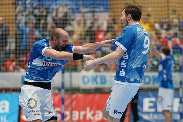 GER, 1 HBL men, Bergischer HC vs. HC Erlangen 07 11 2019, Klingenhalle, Solingen, GER, 1 HBL men, Bergischer HC vs. HC Erlangen, picture shows Kristian Nippes BHC 13 , and Alexander Weck BHC 9 , are happy about the victory and the last decisive goal of Alexander Weck BHC 9 , nordphotox xMeuter nph00351