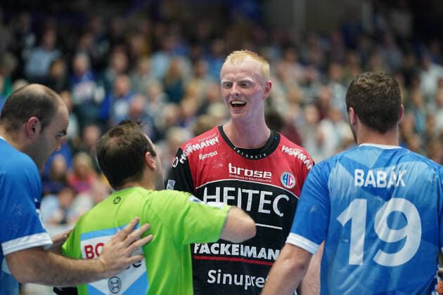 GER, 1 HBL men, Bergischer HC vs. HC Erlangen 07 11 2019, Klingenhalle, Solingen, GER, 1 HBL men, Bergischer HC vs. HC Erlangen, picture shows Sebastian Firnhaber HC Erlangen 18 , discussed with the referee nordphotox xMeuter nph00351