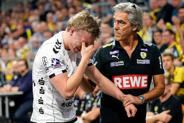 Gisli Thorgeir Kristjansson THW, 11 and a coach of the Rhein Neckar Lions, injured, injury, injury break, action, action, game scene, looking disappointed, disappointment, frustration, disappointed, pessimistic, 07 11 2019, Mannheim Germany , Handball, Bundesliga, Rhein Neckar Lions THW Kiel xozx