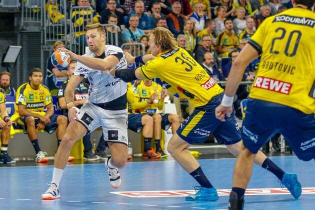 Harald Reinkind THW Kiel Nr 6 in the attack against Rhein Neckar Loewe Jesper Nielsen Nr 36 at the Bundesliga match of Rhein Neckar Löwen against THW Kiel on 07 11 2019 Mannheim 07 11 19 Handball 12 Spieltag , Mannheim Baden Wuerttemberg Germany SAP Arena