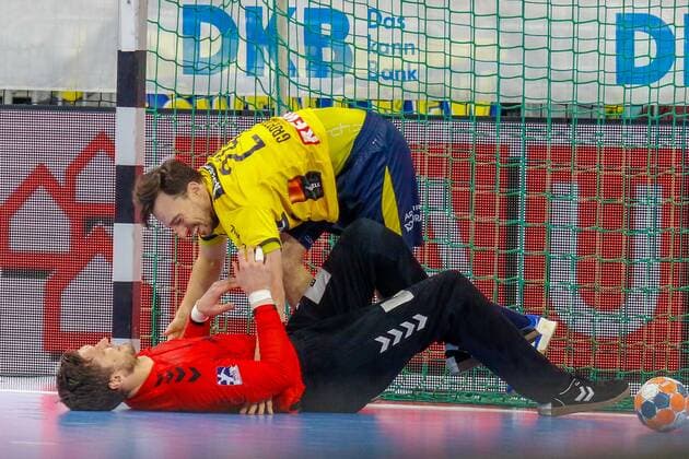 Rhein Neckar Loewe Patrick Groetzki No. 24 and Niklas Landin THW Kiel No. 1 can still laugh after the collision in the Bundesliga game between Rhein Neckar Löwen and THW Kiel on 07 11 2019 Mannheim 07 11 19 Handball 12 Matchday , Mannheim Baden Wuerttemberg Germany SAP Arena