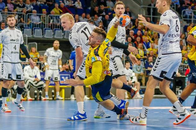 Rhein Neckar Loewe Jannik Kohlbacher Nr 80 wins the circle against Harald Reinkind THW Kiel Nr 6 and Patrick Wiencek THW Kiel Nr 17 and gets his shot in the Bundesliga match of Rhein Neckar Löwen against THW Kiel on 07 11 2019 Mannheim 07 11 19 Handball 12 Spieltag , Mannheim Baden Wuerttemberg Germany SAP Arena