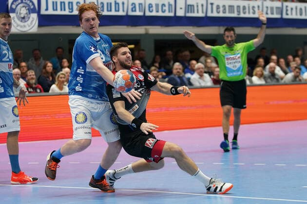 GER, 1 HBL men, Bergischer HC vs. HC Erlangen 07 11 2019, Klingenhalle, Solingen, GER, 1 HBL men, Bergischer HC vs. HC Erlangen, in picture shows Sime Ivic HC Erlangen 19 , in duel against Lukas Stutzke BHC 39 , nordphotox xMeuter nph00351