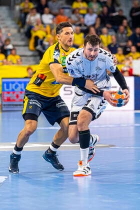 Mannheim, Germany 07 November 2019 HBL 19 20 Rhein Neckar Löwen vs THW Kiel v left in duel Alexander Petersson Loewen and Domagoj Duvnjak THW Kiel Mannheim SAP Arena Baden Württemberg Germany
