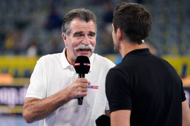 Heiner Brand TV expert for sky in interview with Sky, TV, Fernsehen, vor dem Spiel, 07 11 2019, Mannheim Germany, Handball, Bundesliga, Rhein Neckar Löwen THW Kiel xozx