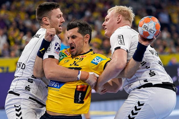 v li Harald Reinkind THW, 6 , Alexander Petersson RNL, 32 , Patrick Wiencek THW, 17 , Duel, duel, tackle, tackling, dynamics, action, action, 07 11 2019, Mannheim Germany , Handball, Bundesliga, Rhein Neckar Löwen THW Kiel xozx