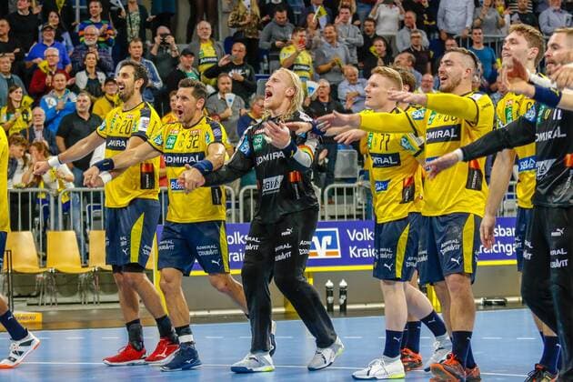 Cheering Rhein Neckar Lions after the match at the Bundesliga match of Rhein Neckar Lions against THW Kiel on 07 11 2019 Mannheim 07 11 19 Handball 12 Matchday , Mannheim Baden Wuerttemberg Germany SAP Arena