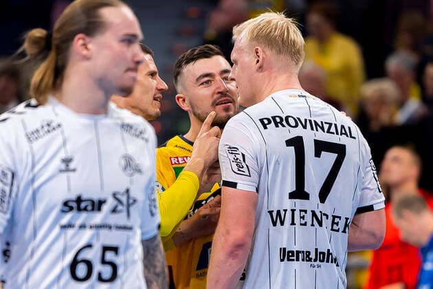 Mannheim, Germany 07 November 2019 HBL 19 20 Rhein Neckar Löwen vs THW Kiel Andy Schmid Loewen and Jannik Kohlbacher Loewen in conversation with Patrick Wiencek THW Kiel Mannheim SAP Arena Baden Württemberg Germany