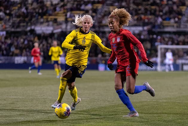 COLUMBUS, OH - NOVEMBER 07: Casey Short 26 of the United States battles with Sofia Jakobsson 10 of Sweden during game action of an International Friendly, Länderspiel, Nationalmannschaft match between the United States and Sweden on November 07, 2019, at Mapfre Stadium in Columbus, OH. (Photo by Adam Lacy Icon Sportswire) SOCCER: NOV 07 USA v Sweden Icon191107023
