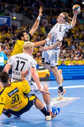 Mannheim, Germany 07 November 2019 HBL 19 20 Rhein Neckar Löwen vs THW Kiel v li Jannik Kohlbacher Loewen , Patrick Wiencek THW Kiel , Ilija Abutovic Loewen , Lukas Nilsson THW Kiel Mannheim SAP Arena Baden Württemberg Germany