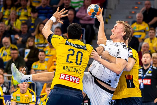 Mannheim, Germany 07 November 2019 HBL 19 20 Rhein Neckar Löwen vs THW Kiel v left in duel Ilija Abutovic Loewen and Gisli Thorgeir Kristjansson THW Kiel Mannheim SAP Arena Baden Württemberg Germany