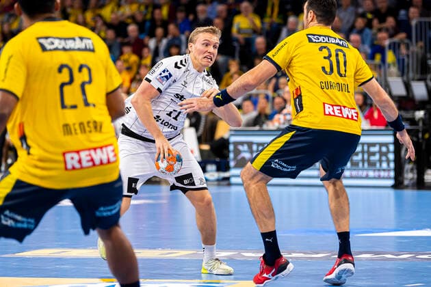 Mannheim, Germany 07 November 2019 HBL 19 20 Rhein Neckar Löwen vs THW Kiel v li Mads Mensah Larsen Loewen , Gisli Thorgeir Kristjansson THW Kiel , Gedeon Guardiola Loewen Mannheim SAP Arena Baden Württemberg Germany