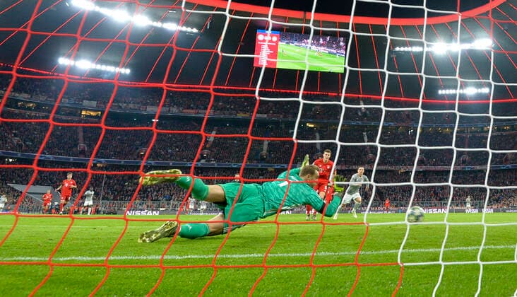 06 11 2019, soccer UEFA Champions League 2019 2020, group stage, 4 matchday, FC Bayern Munich Olympiakos Piraeus, in the Allianz Arena Munich, goalkeeper Manuel Neuer FC Bayern Munich pants to the ball DFL and DFB regulations prohibit any use of photographs as image sequences and or quasi video