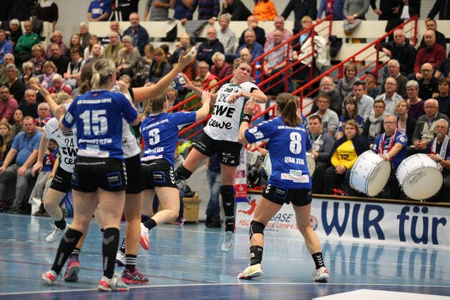 Myrthe Schoenaker VfL Oldenburg 28 against Laura Rueffieux HSG Blomberg Lippe 3 left and Laura Rueffieux HSG Blomberg Lippe 3 right GER, Handball, 1 Bundesliga Women, HSG Blomberg Lippe against VfL Oldenburg, 09 11 2019 Blomberg Copyright: xStrohdiekx Eibner-Pressefotox EP_jsk