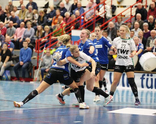 Malene Staal VfL Oldenburg 77 vs Kamila Kordovska HSG Blomberg Lippe 11 left and Celine Michielsen HSG Blomberg Lippe 15 right GER, Handball, 1 Bundesliga Women, HSG Blomberg Lippe vs VfL Oldenburg, 09 11 2019 Blomberg Copyright: xStrohdiekx Eibner-Pressefotox EP_jsk