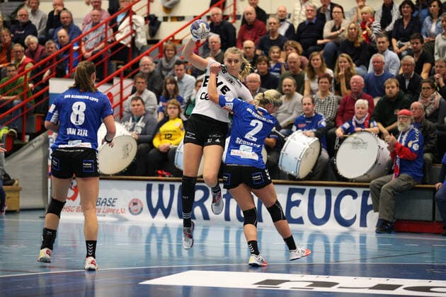 Kathrin Pichlmeier VfL Oldenburg 10 against Kira Schnack HSG Blomberg Lippe 2 in front GER, Handball, 1 Bundesliga Women, HSG Blomberg Lippe against VfL Oldenburg, 09 11 2019 Blomberg Copyright: xStrohdiekx Eibner-Pressefotox EP_jsk