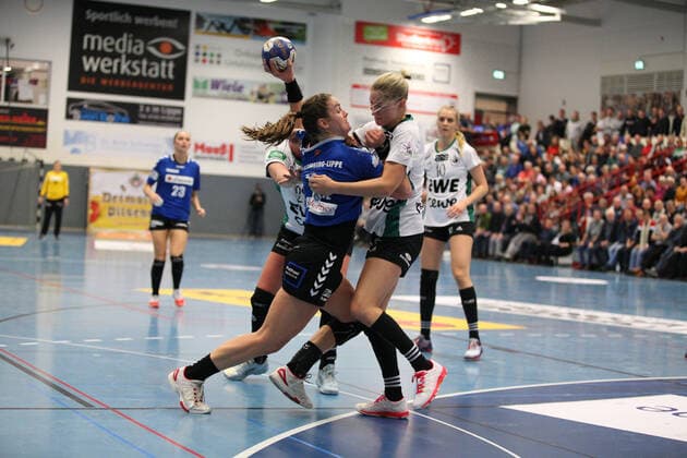 Tessa van Zijl HSG Blomberg Lippe 8 against Jane Martens VfL Oldenburg 13 right GER, Handball, 1 Bundesliga Women, HSG Blomberg Lippe against VfL Oldenburg, 09 11 2019 Blomberg Copyright: xStrohdiekx Eibner-Pressefotox EP_jsk