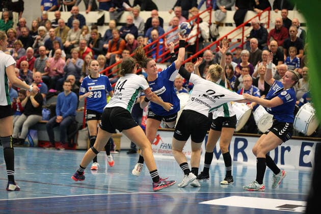 Tessa van Zijl HSG Blomberg Lippe 8 against v l Marie Steffen VfL Oldenburg 14 , Helena Mikkelsen VfL Oldenburg 24 GER, Handball, 1 Bundesliga Women, HSG Blomberg Lippe against VfL Oldenburg, 09 11 2019 Blomberg Copyright: xStrohdiekx Eibner-Pressefotox EP_jsk