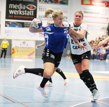 Kamila Kordovska HSG Blomberg Lippe 11 against Myrthe Schoenaker VfL Oldenburg 28 right GER, Handball, 1 Bundesliga Women, HSG Blomberg Lippe against VfL Oldenburg, 09 11 2019 Blomberg Copyright: xStrohdiekx Eibner-Pressefotox EP_jsk