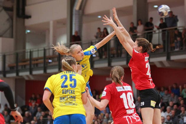 Handball, 2 HBF, HC Leipzig vs. HSG Freiburg, 09 11 19 Handball, 2 Bundesliga Women, HBF, Season 2019 2020, 8 Matchday HC Leipzig vs. HSG Freiburg on 09 11 19 in the Sporthalle Bruederstrasse Leipzig In the picture Julia WEISE 7, HC Leipzig vs. Maja ZEIDES 29, HSG Freiburg Copyright: xBEAUTIFULxSPORTS JanxKaeferx