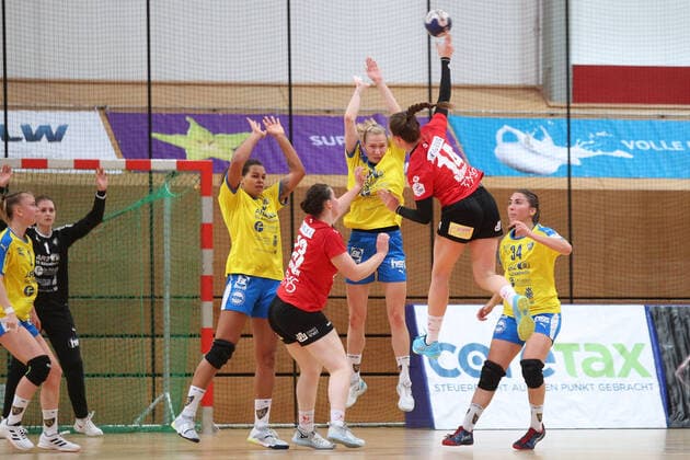 Handball, 2 HBF, HC Leipzig vs. HSG Freiburg, 09 11 19 Handball, 2 Bundesliga Women, HBF, Season 2019 2020, 8 Matchday HC Leipzig vs. HSG Freiburg on 09 11 19 in the Sporthalle Bruederstrasse Leipzig In the picture Alica BURGERT 14, HSG Freiburg throwing from left Sharleen Juliette GRESCHNER 20, HC Leipzig , Alina MAJCEN 23, HSG Freiburg , Jaqueline HUMMEL 35, HC Leipzig , Laura MAJER 34, HC Leipzig Copyright: xBEAUTIFULxSPORTS JanxKaeferx