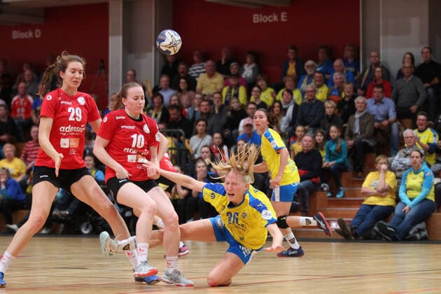 Handball, 2 HBF, HC Leipzig vs. HSG Freiburg, 09 11 19 Handball, 2 Bundesliga Women, HBF, Season 2019 2020, 8 Matchday HC Leipzig vs. HSG Freiburg on 09 11 19 in the Sporthalle Bruederstrasse Leipzig In the picture Jaqueline HUMMEL 35, HC Leipzig comes to case Maja ZEIDES 29, HSG Freiburg left , Rebecca DUERR 10, HSG Freiburg Copyright: xBEAUTIFULxSPORTS JanxKaeferx