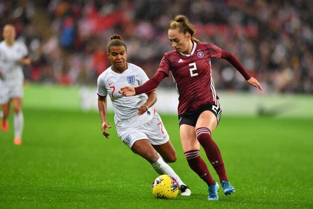 Duel, duel, tackle, tackling, dynamics, action, Nikita Parris England , Lionesses 7 tries to get to the ball of Sophia Kleinherne Germany, DFB Frauen 2, 09 11 2019, London England , football, friendly England Germany xmkx