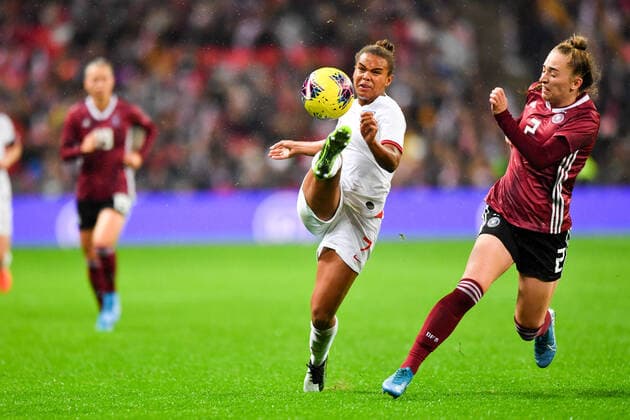 Nikita Parris England , Lionesses 7 plays the ball in the air in front of Sophia Kleinherne Germany, DFB Frauen 2 , 09 11 2019, London England , football, friendly match England Germany xmkx