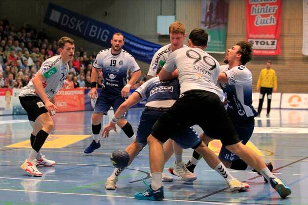 2 Bundesliga Handball VfL Luebeck Schwartau TV Emsdetten 09 11 2019, Hansehalle Luebeck, GER, 2 Bundesliga Handball VfL Luebeck Schwartau TV Emsdetten in picture shows Markus Hansen VfL Luebeck Schwartau screams in the duel against Johannes Wasielewski TV Emsdetten and Jan Mojzis TV Emsdetten, in front Steffen Köhler Koehler VfL Luebeck Schwartau picks up after the ball nordphotox xTauchnitz nph00059