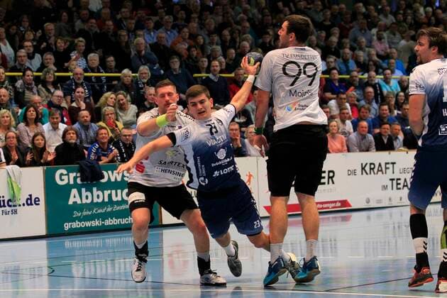 2 Bundesliga Handball VfL Luebeck Schwartau TV Emsdetten 09 11 2019, Hansehalle Luebeck, GER, 2 Bundesliga Handball VfL Luebeck Schwartau TV Emsdetten picture picture shows Janik Schrader VfL Luebeck Schwartau wins against Marcel Schliedermann TV Emsdetten and Jan Mojzis TV Emsdetten nordphotox xTauchnitz nph00059