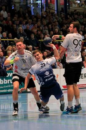 2 Bundesliga Handball VfL Luebeck Schwartau TV Emsdetten 09 11 2019, Hansehalle Luebeck, GER, 2 Bundesliga Handball VfL Luebeck Schwartau TV Emsdetten picture picture shows Janik Schrader VfL Luebeck Schwartau wins against Marcel Schliedermann TV Emsdetten and Jan Mojzis TV Emsdetten nordphotox xTauchnitz nph00059