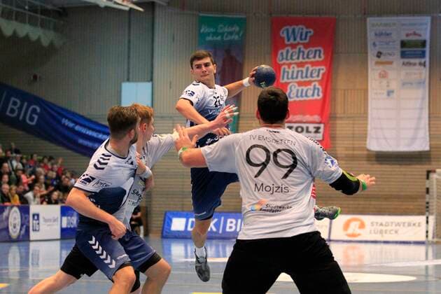 2 Bundesliga Handball VfL Luebeck Schwartau TV Emsdetten 09 11 2019, Hansehalle Luebeck, GER, 2 Bundesliga Handball VfL Luebeck Schwartau TV Emsdetten in picture shows Janik Schrader VfL Luebeck Schwartau in jump shot over Steffen Köhler Koehler VfL Luebeck Schwartau, Johannes Wasielewski TV Emsdetten and Jan Mojzis TV Emsdetten nordphotox xTauchnitz nph00059