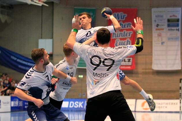 2 Bundesliga Handball VfL Luebeck Schwartau TV Emsdetten 09 11 2019, Hansehalle Luebeck, GER, 2 Bundesliga Handball VfL Luebeck Schwartau TV Emsdetten in picture shows Janik Schrader VfL Luebeck Schwartau in jump shot over Steffen Köhler Koehler VfL Luebeck Schwartau, Johannes Wasielewski TV Emsdetten and Jan Mojzis TV Emsdetten nordphotox xTauchnitz nph00059