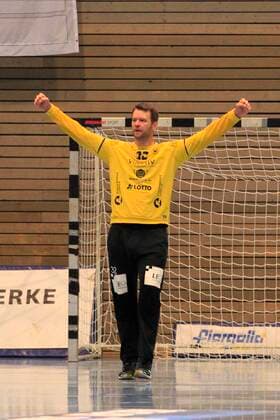 2 Bundesliga Handball VfL Luebeck Schwartau TV Emsdetten 09 11 2019, Hansehalle Luebeck, GER, 2 Bundesliga Handball VfL Luebeck Schwartau TV Emsdetten in picture picture shows single action action whole figure single free shot goal keeper Dennis Klockmann VfL Luebeck Schwartau cheers nordphotox xTauchnitz nph00059
