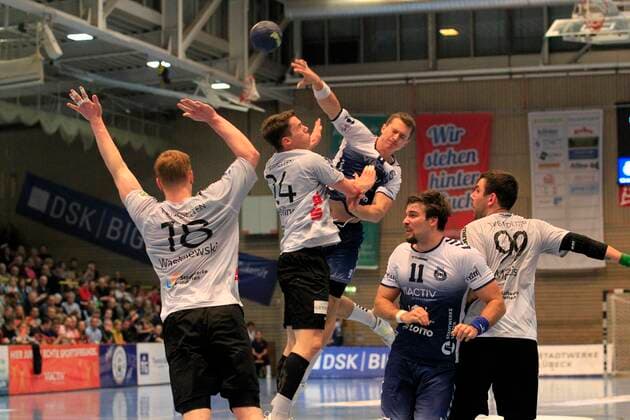 2 Bundesliga Handball VfL Luebeck Schwartau TV Emsdetten 09 11 2019, Hansehalle Luebeck, GER, 2 Bundesliga Handball VfL Luebeck Schwartau TV Emsdetten in picture picture shows Mex Raguse VfL Luebeck Schwartau in jump throw over Johannes Wasielewski TV Emsdetten , Sven Wesseling TV Emsdetten , Markus Hansen VfL Luebeck Schwartau and Jan Mojzis TV Emsdetten nordphotox xTauchnitz nph00059