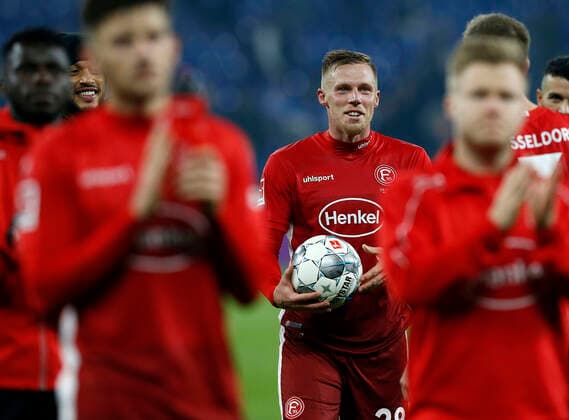 Gelsenkirchen, Deutschland, 1. Fußball- Bundesliga, 11. Spieltag, FC Schalke 04 : Fortuna Düsseldorf 3:3 am 09.11.2019 in der Veltins-Arena Arena auf Schalke in Gelsenkirchen Rouwen HENNINGS (F 95) freut sich nach Spielschluss inmitten seiner Mannschaftskameraden über seinen Hattrick und hat sich den Spielball als Andenken gesichert Gemäß den Vorgaben der DFL Deutsche Fußball Liga ist es untersagt, in dem Stadion und oder vom Spiel angefertigte Fotoaufnahmen in Form von Sequenzbildern und oder videoähnlichen Fotostrecken zu verwerten bzw. verwerten zu lassen. *** Gelsenkirchen, Germany, 1 Soccer Bundesliga, 11 matchday, FC Schalke 04 Fortuna Düsseldorf 3 3 on 09 11 2019 in the Veltins Arena auf Schalke in Gelsenkirchen Rouwen HENNINGS F 95 is happy about his hat trick after the end of the match in the midst of his teammates and has secured the match ball as a souvenir According to the guidelines of the DFL German Soccer League it is forbidden, to exploit or have exploited photographs taken in the stadium and or the match in the form of sequential images and or video-like photo sequences