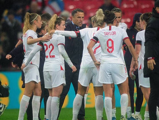 Football - 2019 2020 Women™s International Friendly, Länderspiel, Nationalmannschaft - England vs. Germany England Manager, Phil Neville talks to his players after their defeat, at Wembley Stadium. COLORSPORT ANDREW COWIE 