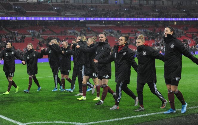 Football - 2019 2020 Women™s International Friendly, Länderspiel, Nationalmannschaft - England vs. Germany Germany players celebrate with their fans after the match, at Wembley Stadium. COLORSPORT ANDREW COWIE 