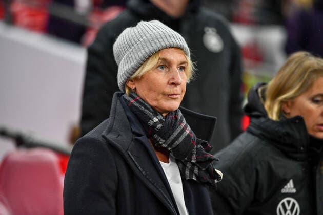 Martina Voss Tecklenburg Germany, DFB womens coach before the game with cap, 09 11 2019, London England , football, friendly match England Germany xmkx