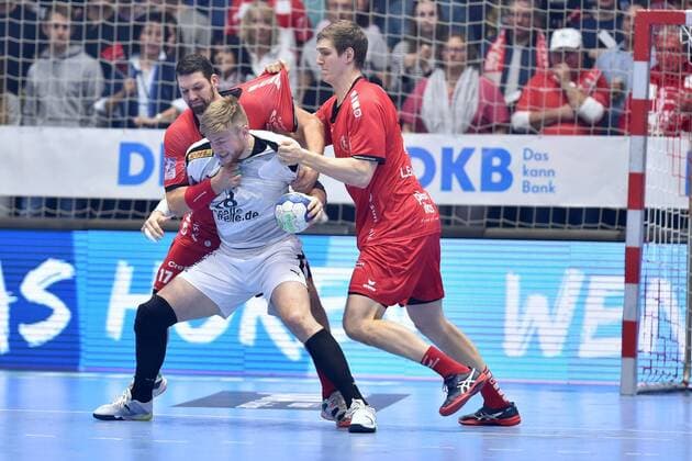 Maciej Gebala SC DHfK Leipzig on the Ball , Felix Danner MT Melsungen L and Finn Lemke MT Melsungen , GER, MT Melsungen SC DHfK Leipzig, Handball, 1 Bundesliga Maenner, 09 11 2019, GER, MT Melsungen SC DHfK Leipzig, Handball, 1 Liga Maenner, 09 11 2019 Kassel Copyright: xSippel xEibner-Pressefotox EP_rsl