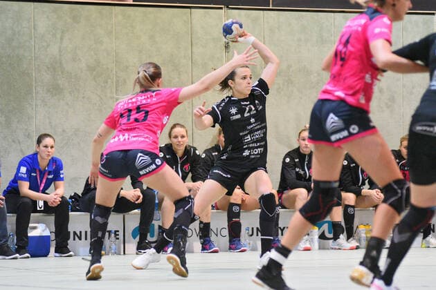 Jana write HSG Bad Wildungen Vipers 22 against Dorina Korsos TusSies Metzingen 95 TusSies Metzingen, handball, HBF, league game, 09 11 2019, photo TBaur Eibner TusSies Metzingen vs HSG Bad Wildungen Vipers Metzingen Copyright: xBaur xEibner-Pressefotox EP_Toba