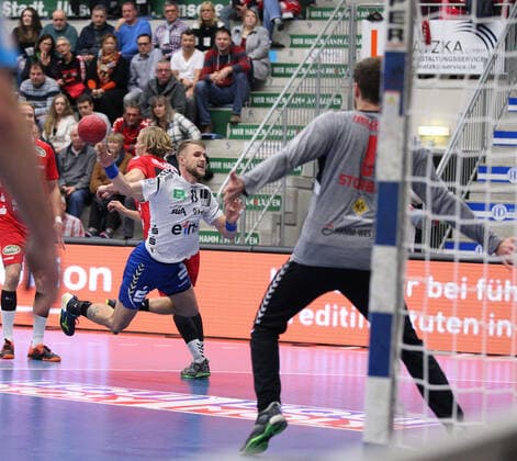 Benas Petreikis EHV Aue 11 past Marten Franke ASV Hamm Westfalen 55 against Felix Storbeck ASV Hamm Westfalen 1 goal GER, Handball, 2 Bundesliga, ASV Hamm Westfalen against EHV Aue, 09 11 2019 Hamm Copyright: xStrohdiekx Eibner-Pressefotox EP_jsk