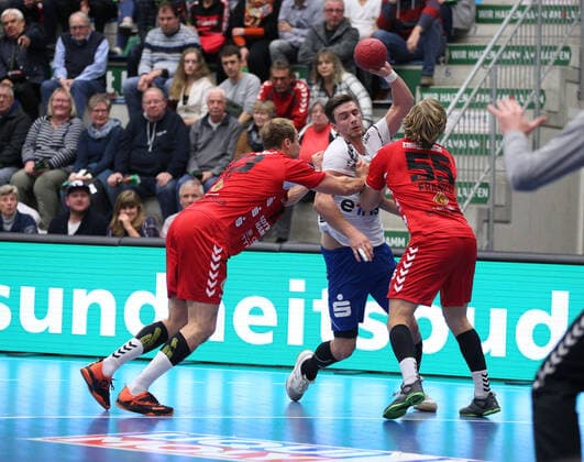 Adrian Kammlodt EHV Aue 30 against Fabian Huesmann ASV Hamm Westfalen 3 left and Marten Franke ASV Hamm Westfalen 55 right GER, Handball, 2 Bundesliga, ASV Hamm Westfalen against EHV Aue, 09 11 2019 Hamm Copyright: xStrohdiekx Eibner-Pressefotox EP_jsk