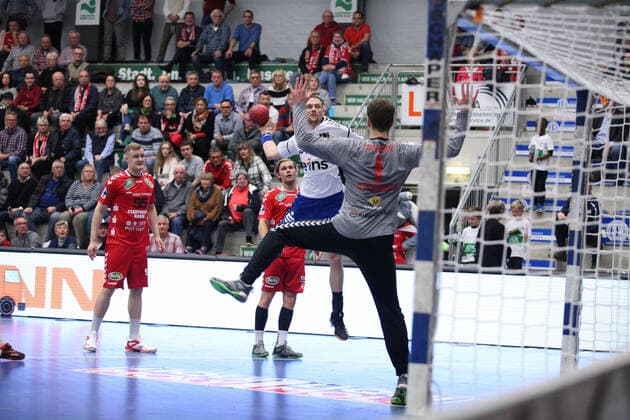 Kevin Roch EHV Aue 6 against Felix Storbeck ASV Hamm Westfalen 1 goal GER, Handball, 2 Bundesliga, ASV Hamm Westfalen against EHV Aue, 09 11 2019 Hamm Copyright: xStrohdiekx Eibner-Pressefotox EP_jsk