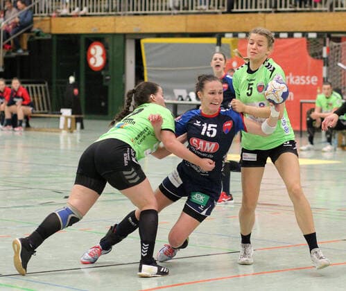 15 Szimonetta Toepelt Gera SG H2Ku Herrenberg 22 Bo Dekker Fuechse Berlin, left 5 Fabienne Customer Fuechse Berlin, right Handball 2 HBF SG H2Ku Herrenberg vs Fuechse Berlin 201911 09 Handball 2 HBF SG H2Ku Herrenberg vs Fuechse Berlin Herrenberg Copyright: xBaur xEibner-Pressefotox EP_Soba