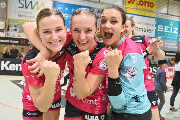 Bo van Wetering TusSies Metzingen 7 , Dorina Korsos TusSies Metzingen 95 and Nicole Roth TusSies Metzingen 16 in goal TusSies Metzingen, Handball, HBF, league game, 09 11 2019, photo TBaur Eibner TusSies Metzingen vs HSG Bad Wildungen Vipers Metzingen Copyright: xBaur xEibner-Pressefotox EP_Toba