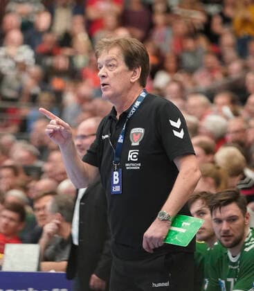 10 11 2019, Euregium, Nordhorn, GER, Handball 1 Bundesliga, Men HSG Nordhorn Lingen vs Füchse Berlin, Coach Velimir Petkovic Füchse Berlin DFL REGULATIONS PROHIBIT ANY USE OF PHOTOGRAPHS AS IMAGE SEQUENCES AND OR QUASI VIDEO Nordhorn Niedersachsen Germany Euregium