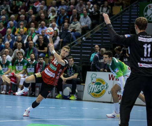 Germany,Wetzlar, Rittal Arena, 10 11 2019, Handball,1 Liqui Moly HBL Bundesliga, 12 Matchday, HSG Wetzlar TSV Hannover Burgdorf Picture from left Vincent Buechner TSV Hannover Burgdorf throws at goal of goalkeeper Till Klimpke HSG Wetzlar Copyright: HMBxMedia ThomasxJäger