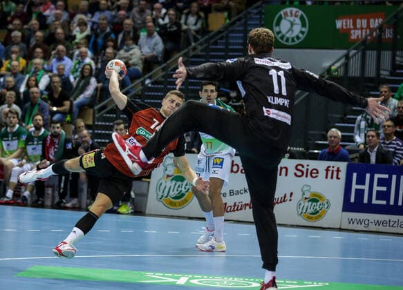 Germany,Wetzlar, Rittal Arena, 10 11 2019, Handball,1 Liqui Moly HBL Bundesliga, 12 Matchday, HSG Wetzlar TSV Hannover Burgdorf Picture from left Vincent Buechner TSV Hannover Burgdorf throws at goal of goalkeeper Till Klimpke HSG Wetzlar Copyright: HMBxMedia ThomasxJäger